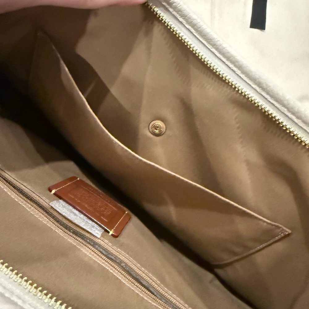 Coach Women's Zippered Leather Bag.2 Detachable Straps Shoulder Bag or Crossbody - Picture 9 of 13